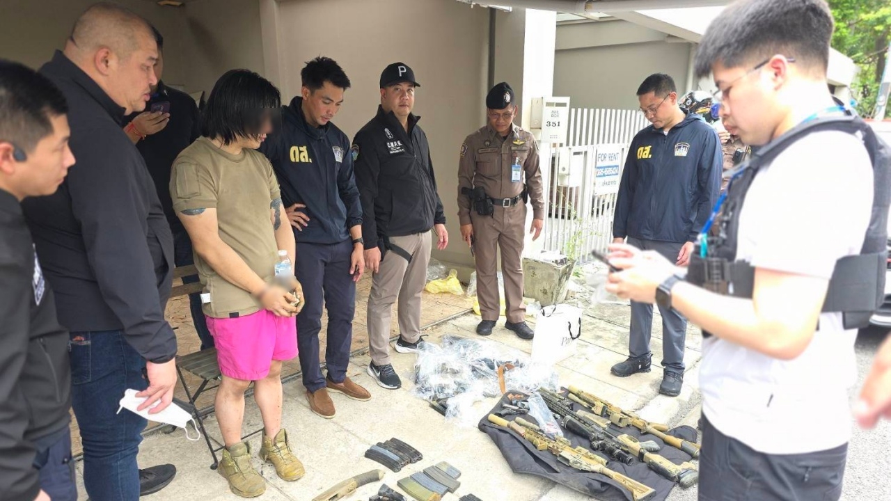 บุกรวบ "ไฮโซลูกนัท" ผงะเจอปืนกว่า 20 กระบอก หลังชักปืนตบหน้าเหยื่อสาว บังคับเสพยา