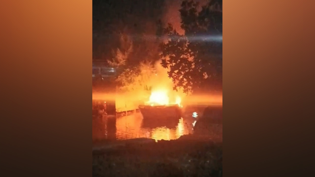 ไฟไหม้เรือสปีดโบ๊ท 2 ลำ จ.สตูล มีผู้บาดเจ็บ 1 ราย คาดไฟฟ้าลัดวงจร