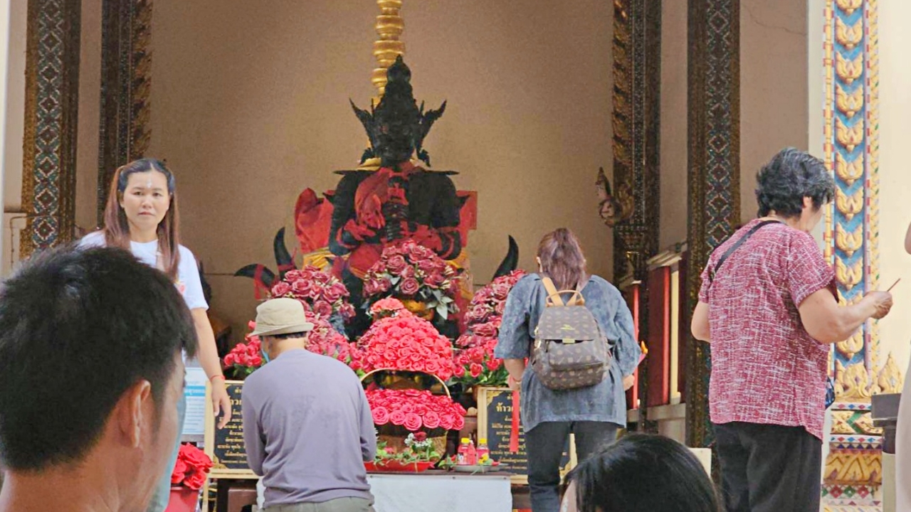 คนขับรถตู้ ขอโชค "ท้าวเวสสุวรรณ" จุดธูปเลขมงคล 7 สี ยิ้มได้เลขเด็ดไปลุ้นรวย