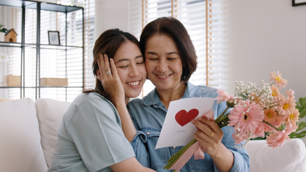 กลอนวันแม่ 2568/2025 กลอนวันแม่สั้นๆ ซึ้งๆ เพราะจับใจ สื่อรักแทนใจจากลูก