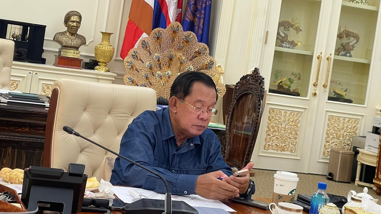 กัมพูชาโพสต์ภาพ ฮุน เซน นั่งโต๊ะให้คำปรึกษากองทัพ โวทำงานไม่ได้พัก