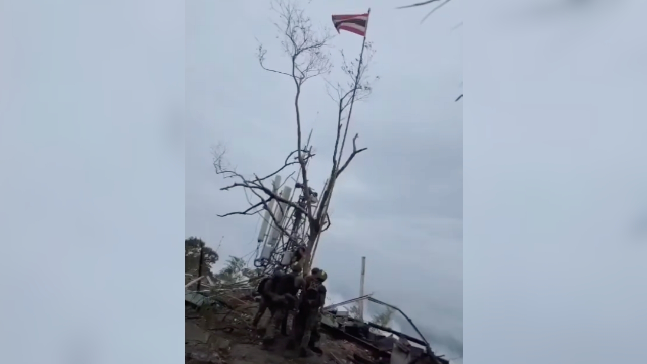 เปิดคลิป "ทหารไทย" ร้องเพลงชาติไทย หลังเข้ายึดพื้นที่ "ภูมะเขือ" ได้สำเร็จ