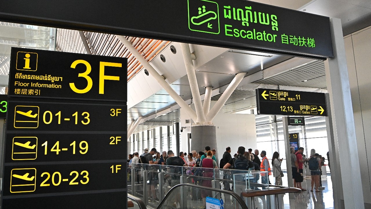 กัมพูชาสั่งเปลี่ยนเส้นทางเครื่องบินบินต่ำ ปิดรร. 260 แห่ง เพื่อความปลอดภัย