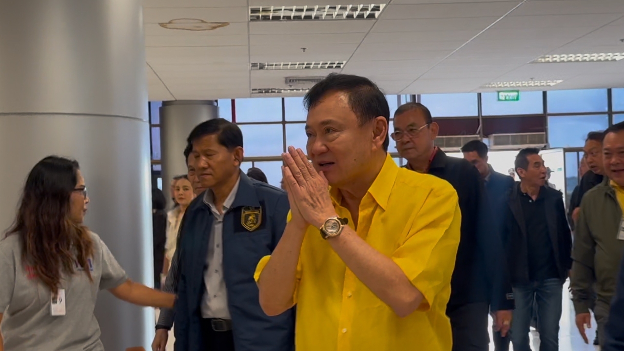 “ทักษิณ” ถึงอุบลฯ แล้ว บอกวันคล้ายวันเกิด 76 ปี ไม่หวังอะไร ขอแค่แข็งแรง