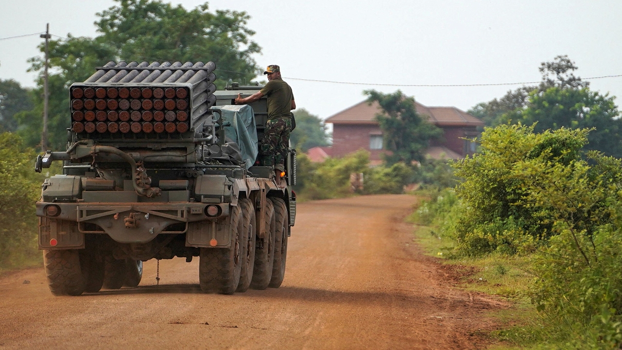 กลาโหมกัมพูชา แถลงยันทหารกัมพูชาดับ 5 ศพ เจ็บ 21 นาย จากเหตุปะทะกับไทย