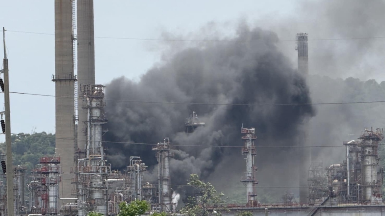 ไฟไหม้คลังน้ำมันที่บ้านแหลม เจ้าหน้าที่อยู่ระหว่างควบคุมเพลิง