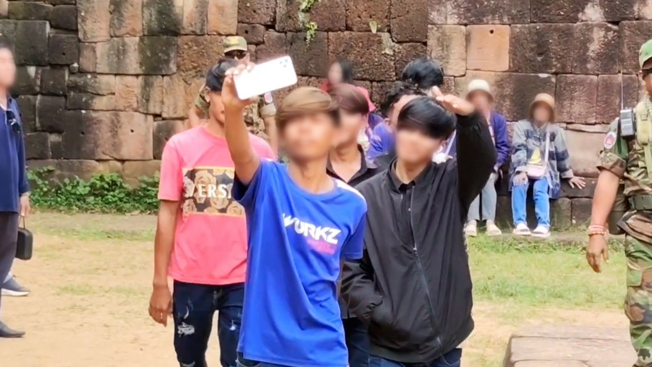 เปิดภาพ วัยรุ่นกัมพูชา ทำทรงผมฮิต ”แหวกจึงฮีง” ถ่ายคลิปที่ปราสาทตาเมือนธม