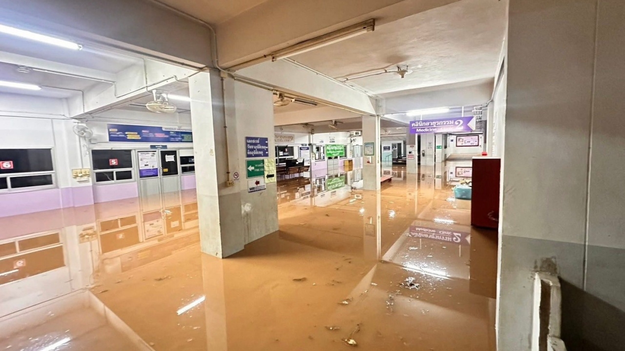 น้ำทะลักท่วม รพ.น่าน เร่งย้ายผู้ป่วยหนัก-ห้องฉุกเฉิน คาดการณ์น้ำสูงขึ้นอีก