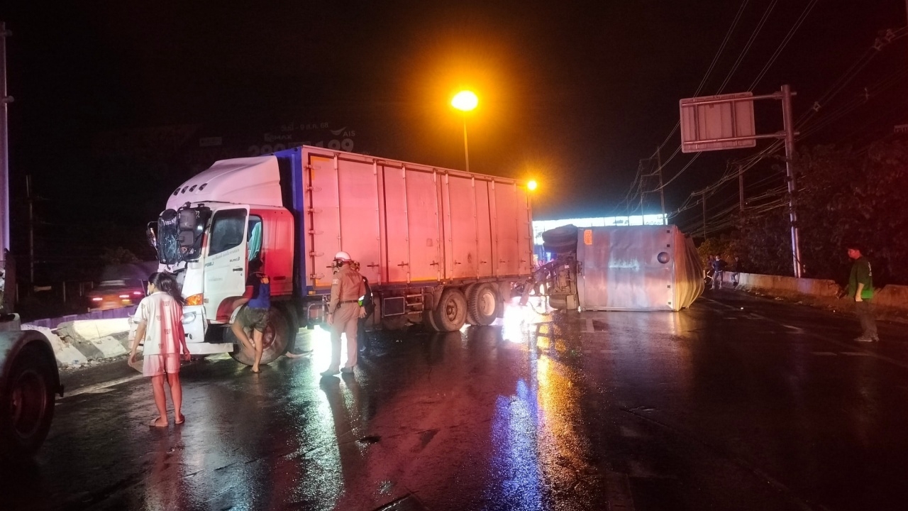 อุบัติเหตุ รถพ่วงชนท้ายรถพ่วง บนถนนมิตรภาพ พลิกตะแคงขวางทุกช่องทาง ทำรถติดหนัก