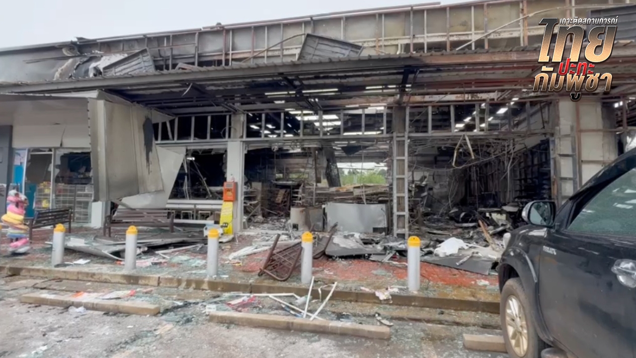 เจ้าหน้าที่เข้าเก็บกู้ระเบิด ก่อนกู้ร่างผู้เสียชีวิต ในปั๊มน้ำมันบ้านผือ