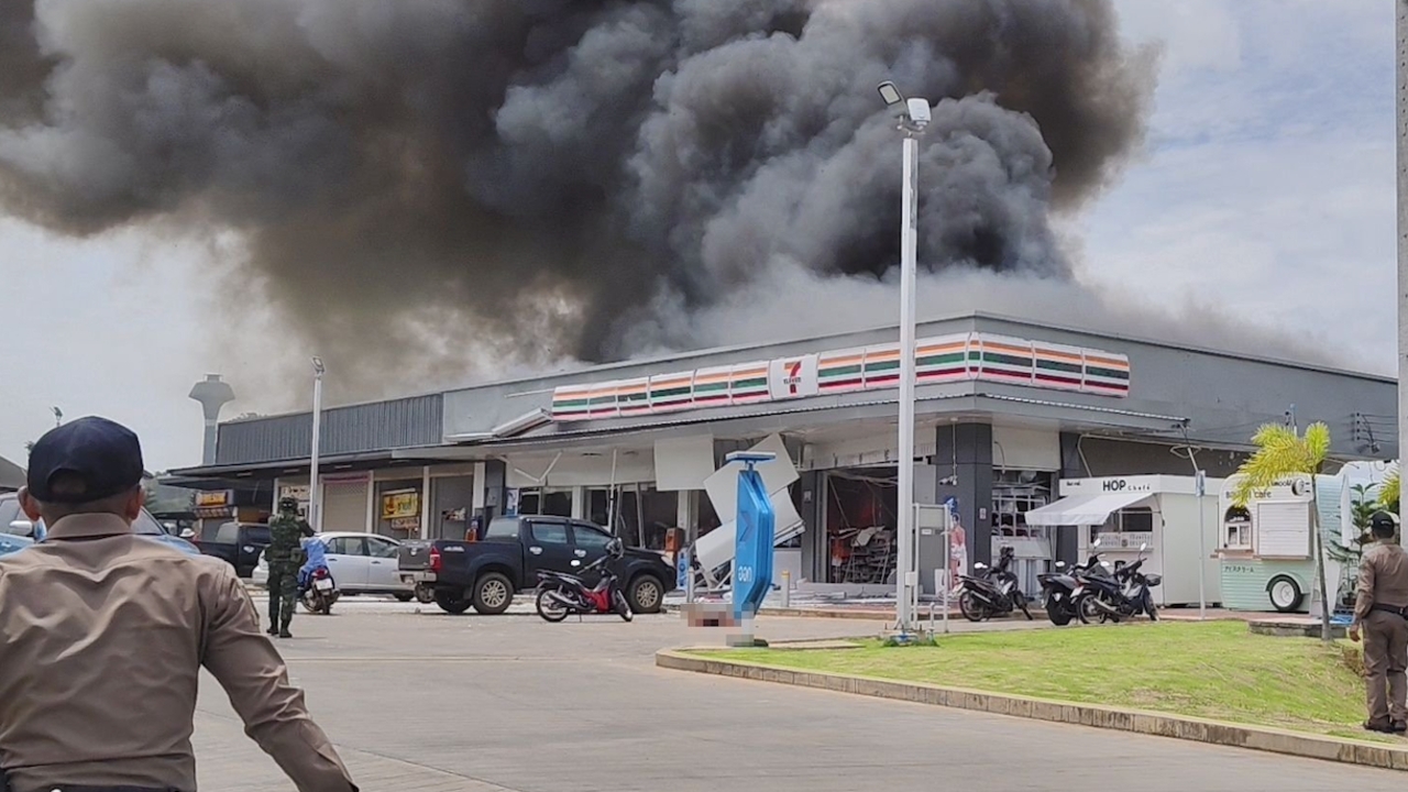 สื่อไต้หวันรายงาน กัมพูชายิงจรวดใส่ปั๊มน้ำมันไทย สลด พบศพสองแม่ลูกกอดกันในร้านสะดวกซื้อ