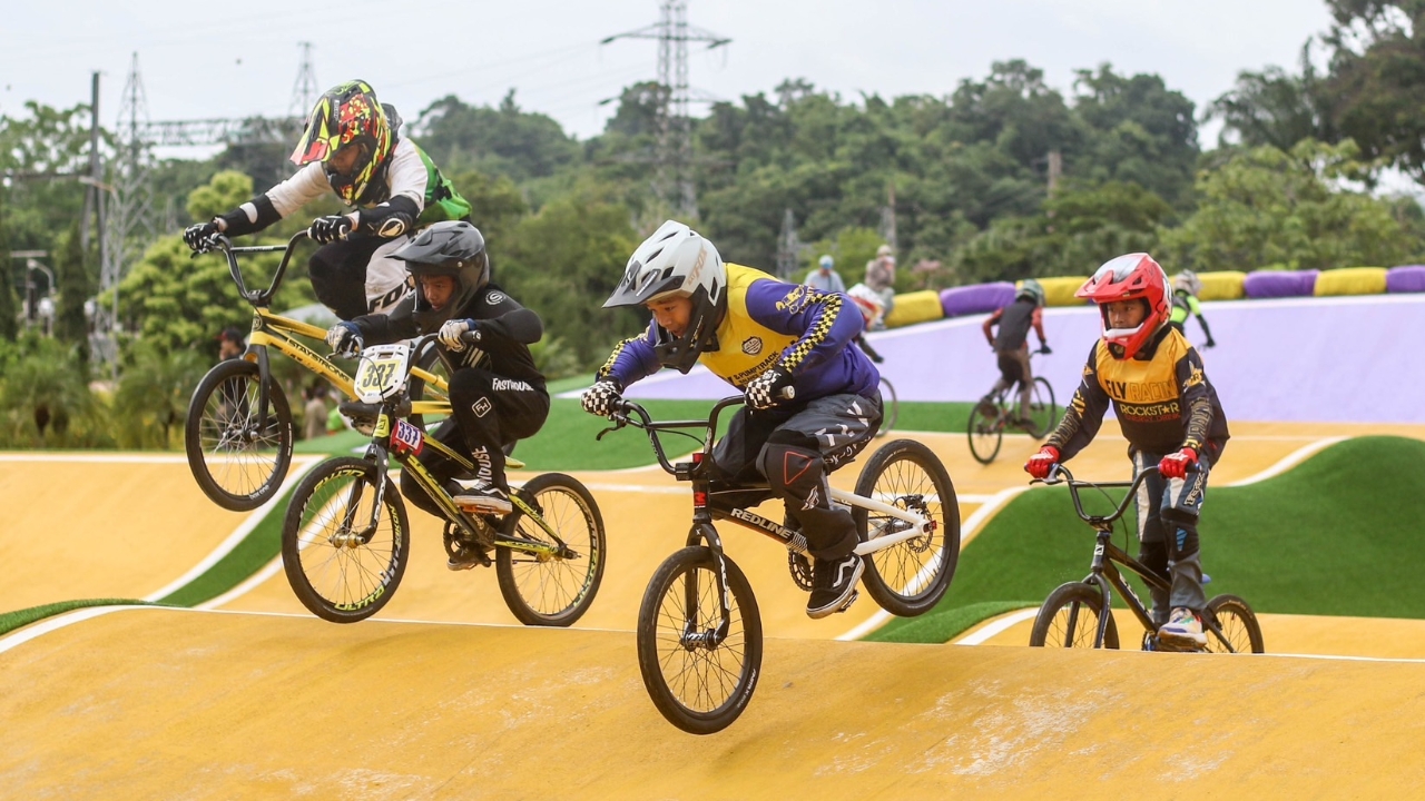 นักปั่นนับพันหลั่งไหลสู่ทองผาภูมิ เพื่อร่วมกิจกรรมเฉลิมพระเกียรติฯ