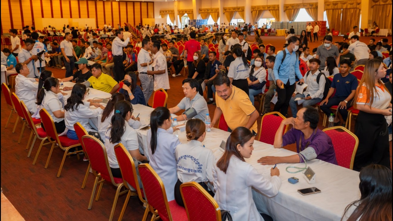 ชาวกัมพูชาแห่บริจาคโลหิตสนับสนุนนักรบชาวกัมพูชา