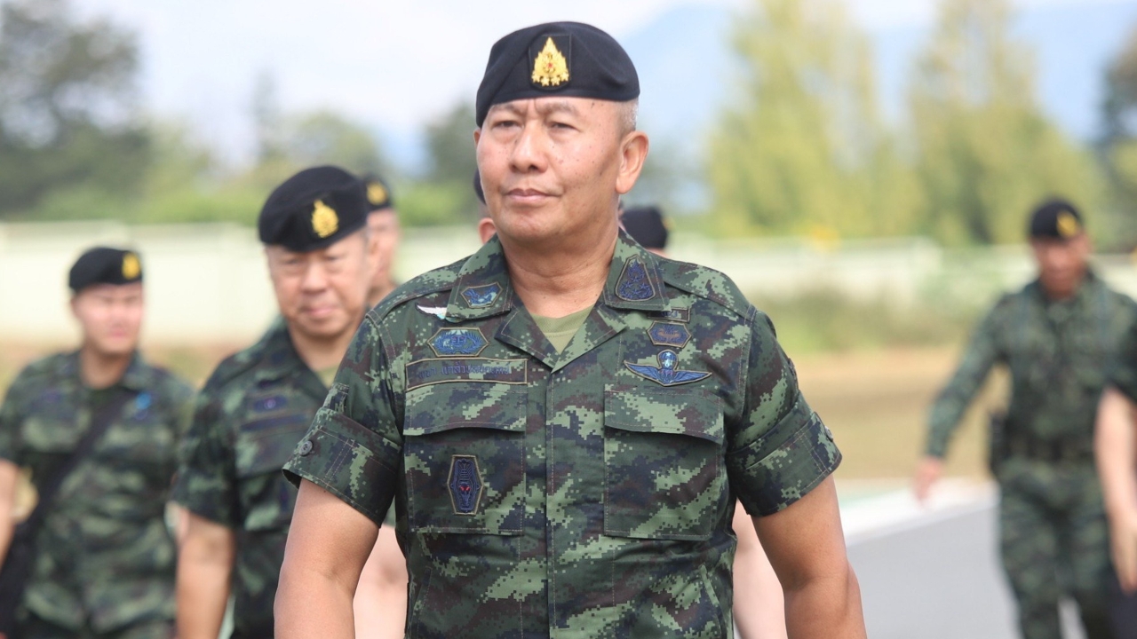 เปิดประวัติ พล.อ.พนา แคล้วปลอดทุกข์ ผู้บัญชาการทหารบกคนสำคัญในวิกฤตชายแดนไทย - กัมพูชา