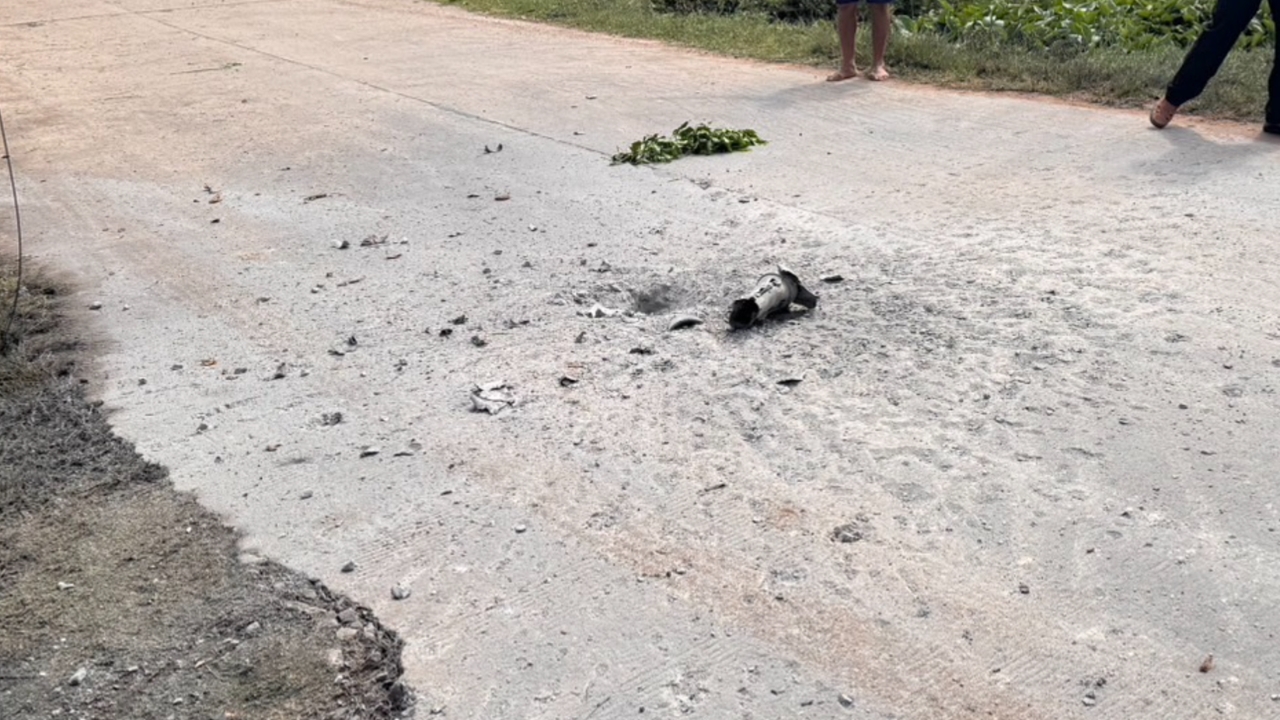 ทหารกัมพูชา ใช้ปืนใหญ่ไร้ทิศทางยิงกระสุนตกที่บุรีรัมย์ เร่งอพยพคนเข้าหลุมหลบภัย