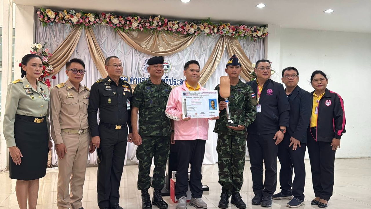 “วราวุธ” นำทีมพัฒนาสังคม มอบขาเทียมไดนามิกส์ ให้ทหารเหยียบทุ่นระเบิด