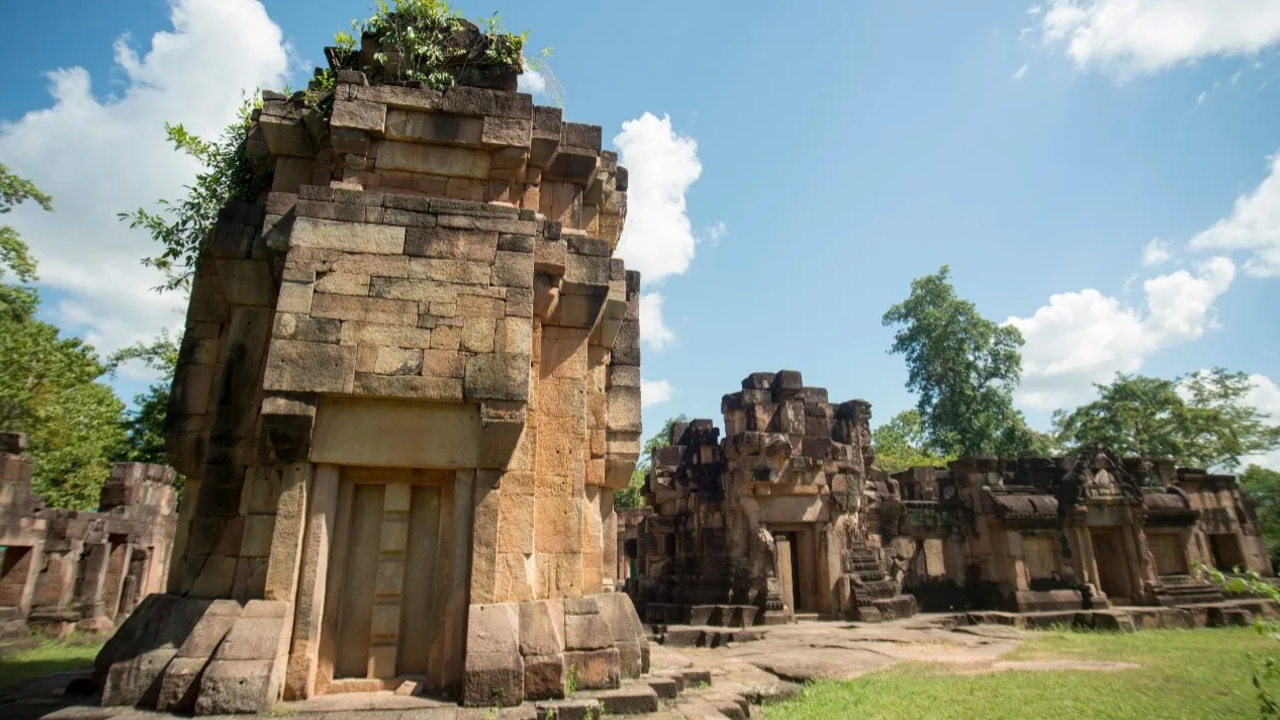 ปราสาทตาเมือนธมอยู่ที่ไหน เปิดประวัติโบราณสถานชายแดนไทย-กัมพูชา