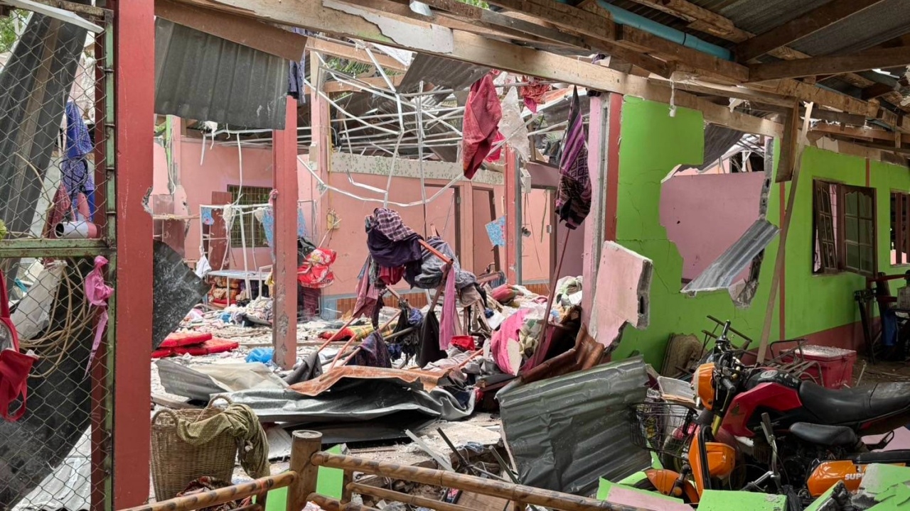 พังทั้งหลัง ลูกระเบิดจากฝั่งกัมพูชายิงตกกลางบ้าน ที่น้ำยืน โชคดีไม่มีคนเจ็บ