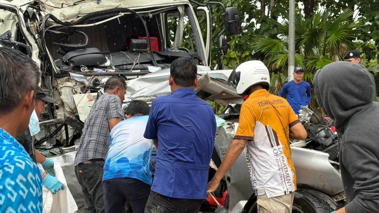 ตาย 3 เจ็บ 8 รถบรรทุกเบรกไม่อยู่ ชนวินาศสันตะโร ที่เนิน 100 ศพ