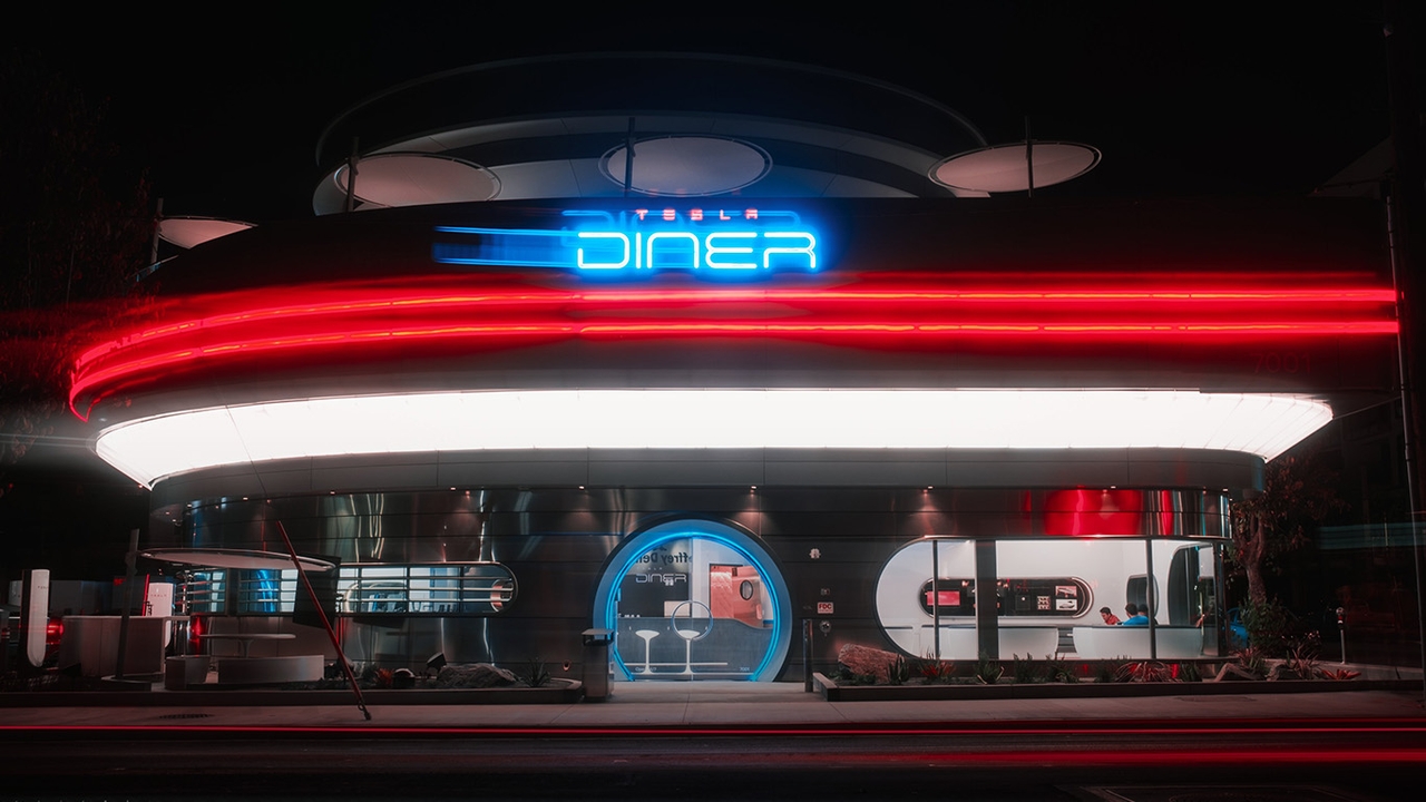 Tesla Diner&Drive-In เมื่อ"จุดชาร์จไฟ”กลายเป็น“จุดเช็กอิน”เสิร์ฟอาหารฉายหนังชาร์จรถครบจบในที่เดียว
