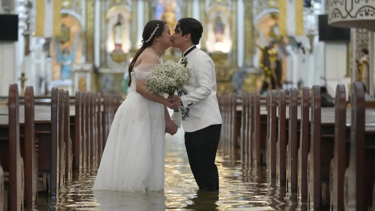 บทพิสูจน์รัก คู่รักฟิลิปปินส์ลั่นระฆังแต่งงานกลางน้ำท่วม