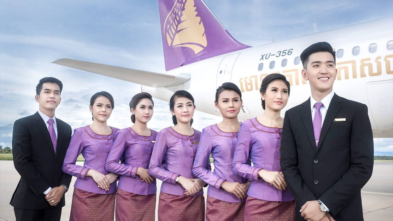 เขมรปัดเลียนแบบไทย ชุดสายการบิน "แอร์กัมพูชา" ชี้สีม่วงมาจากการผสมสีธงชาติ น้ำเงิน แดง และขาว