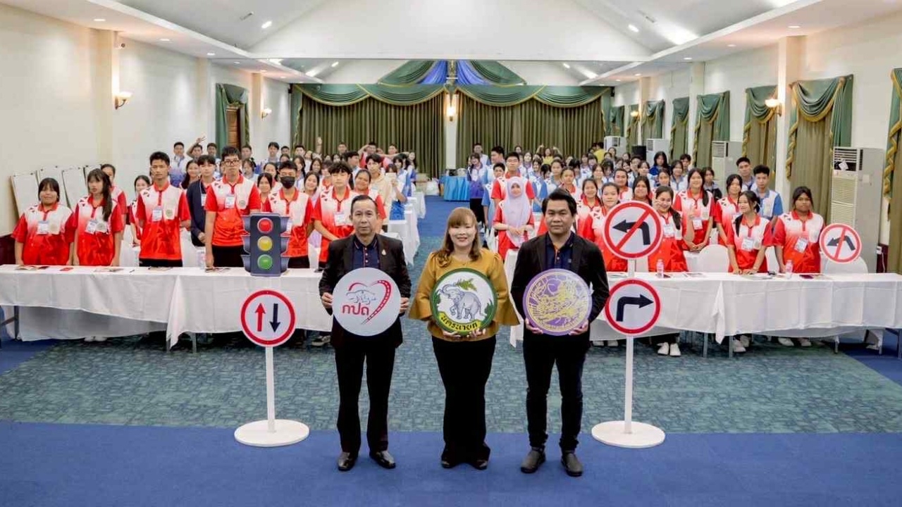 ขนส่งนครนายกจัดโครงการค่ายเยาวชนเจนใหม่ขับขี่ปลอดภัยใส่หมวกกันน็อก