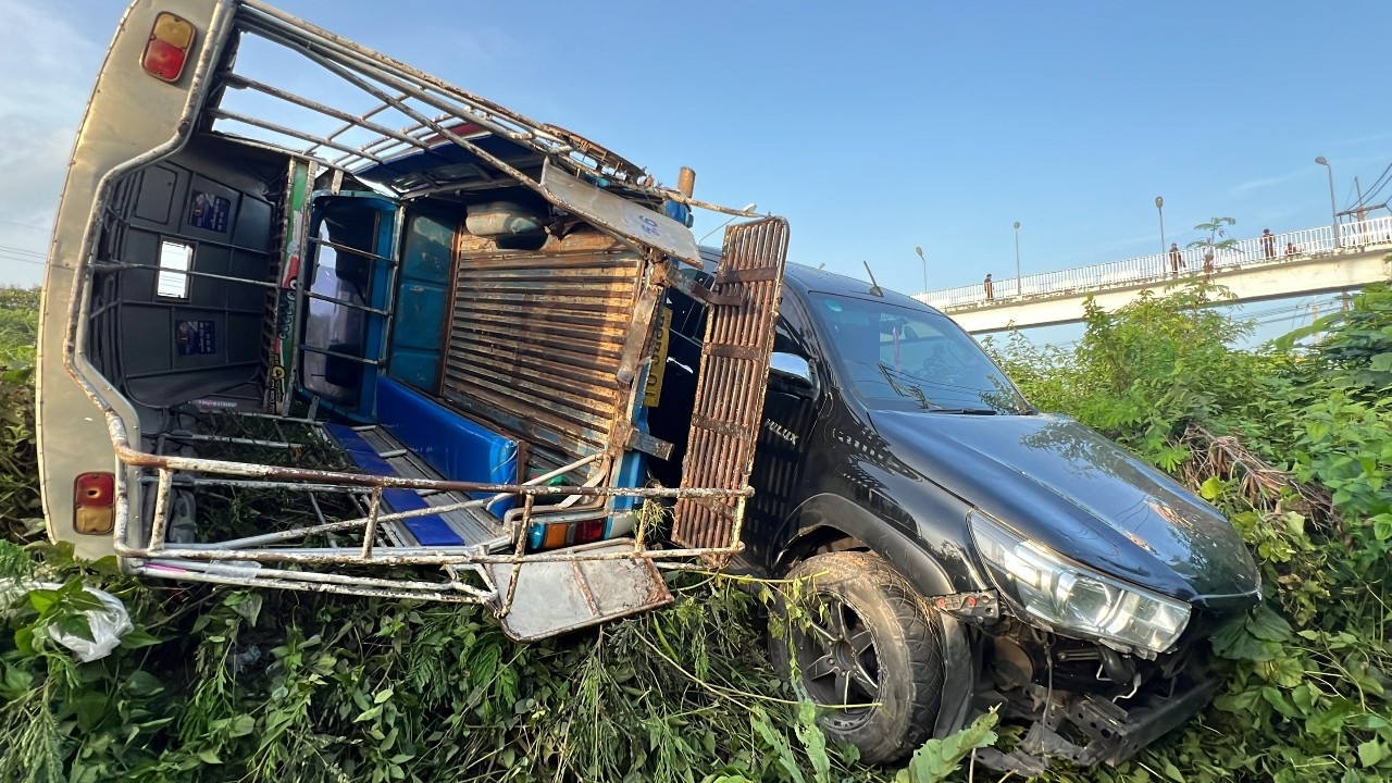 กระบะเสียหลักชนท้ายรถรับ-ส่งนักเรียนพลิกคว่ำ เด็กบาดเจ็บหลายราย