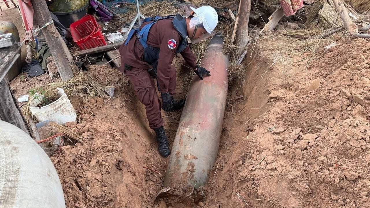 กัมพูชาอ้างพบระเบิด MK-84 ที่บินรบไทยทิ้งลงมา แต่เพจดังโต้เป็นภาพเก่า