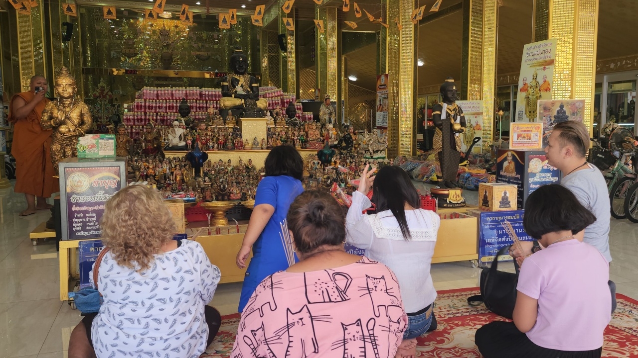 "เจ้าของร้านศาลพระภูมิ" มาขอโชค "กุมารสมบัติ" ไม่ผิดหวังได้ "เลขเด็ด" ลุ้นโชค