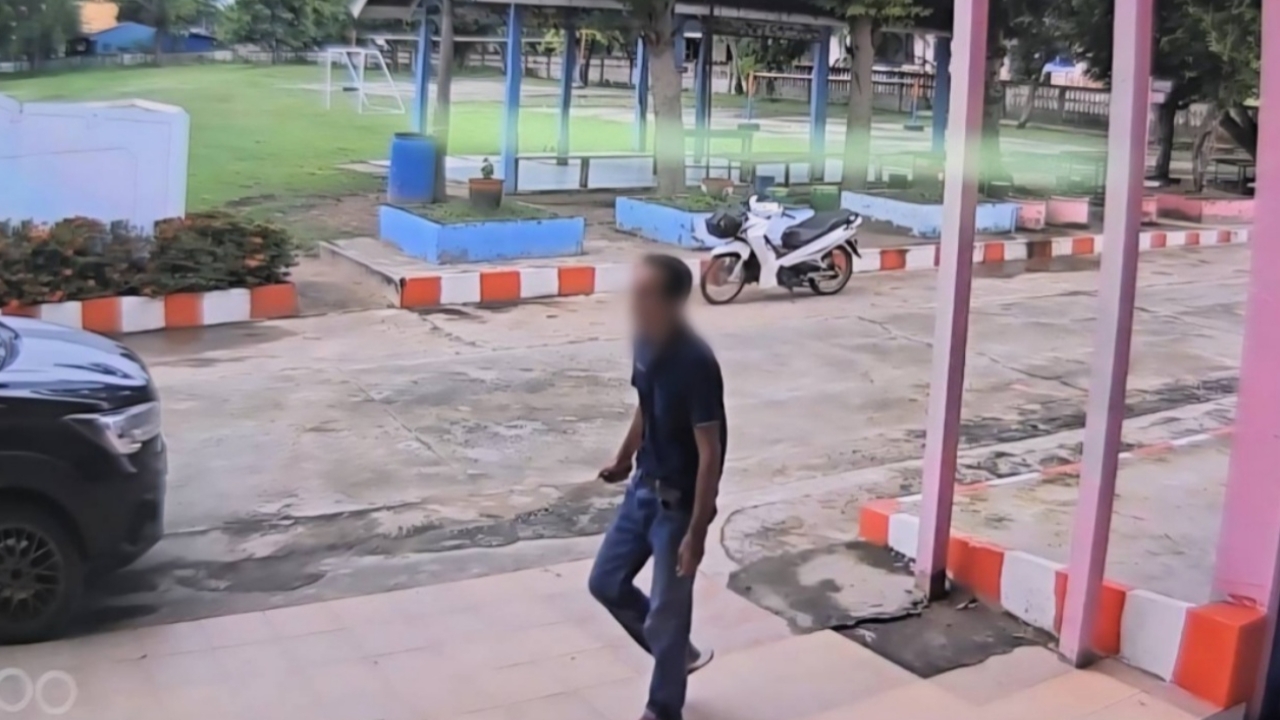 พ่อวัย 52 ถือมีดบุกโรงเรียน หวังพาลูกชายไปอยู่ด้วย ครู-เด็กหนีกระเจิง
