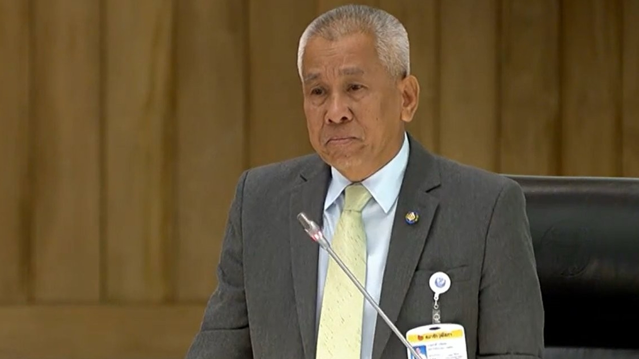 งามหน้า สว. ด่ากราด รปภ. ไม่ยอมเปิดทางให้เข้ารัฐสภา เจ้าตัวบอกฝนตก กลัวเปียก