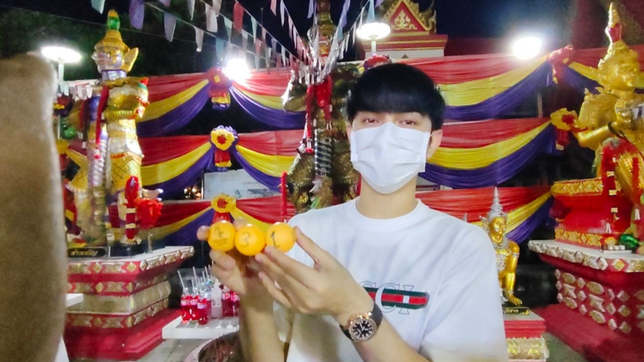 แม่ยกแห่ส่องเลขเด็ด “พระเอกลิเกชื่อดัง” ล้วงไหไหว้ท้าวเวสสุวรรณ ลุ้นโชคงวด 1/8/68