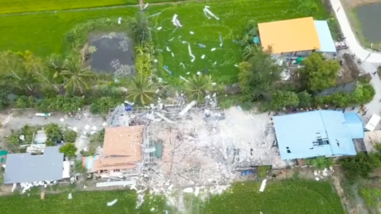 ชุด EOD เข้าตรวจสอบเหตุพลุระเบิด ที่สุพรรณฯ ดับ 9 ศพ เจ็บ 1 ราย