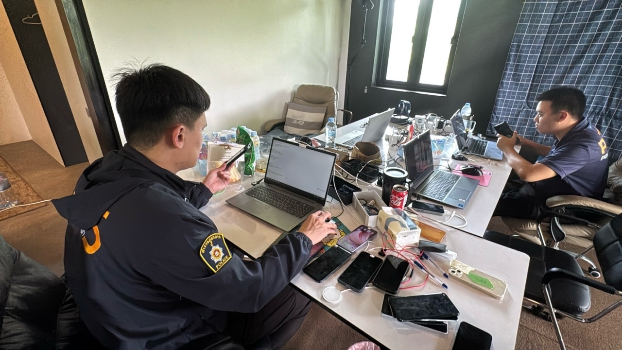 ทลายแก๊งคอลฯ ชาวจีน เช่าบ้านหรูเป็นฐานปฏิบัติการ กระโดดชั้นสองหนี ตร. เจ็บ 8