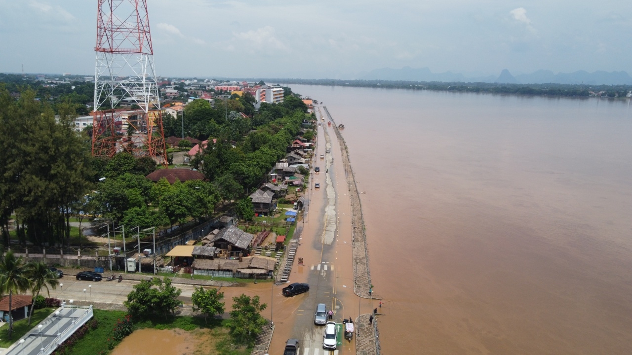 ริมฝั่งนครพนม น้ำโขงสูงขึ้นต่อเนื่อง กระทบพื้นที่ 4 อำเภอ ท่วมนาข้าวหลายร้อยไร่