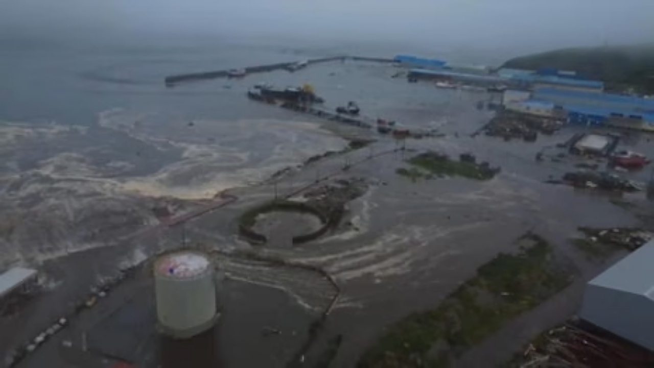 คลื่นสึนามิ 3 ระลอกซัดถล่มเมืองท่ารัสเซียหลังแผ่นดินไหว 8.7 นอกคาบสมุทรคัมชัตกา