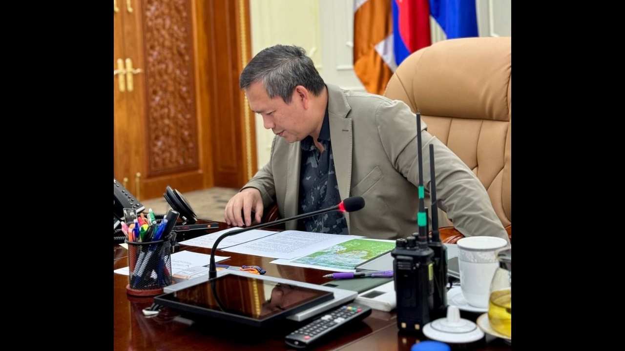 "ฮุน มาเนต" โพสต์บ่น ตัวเองดูแก่ลงเยอะ ผมหงอก แต่ขอแก้ปัญหาชายแดนให้ชาติสงบสุขก่อนแล้วค่อยย้อมผม