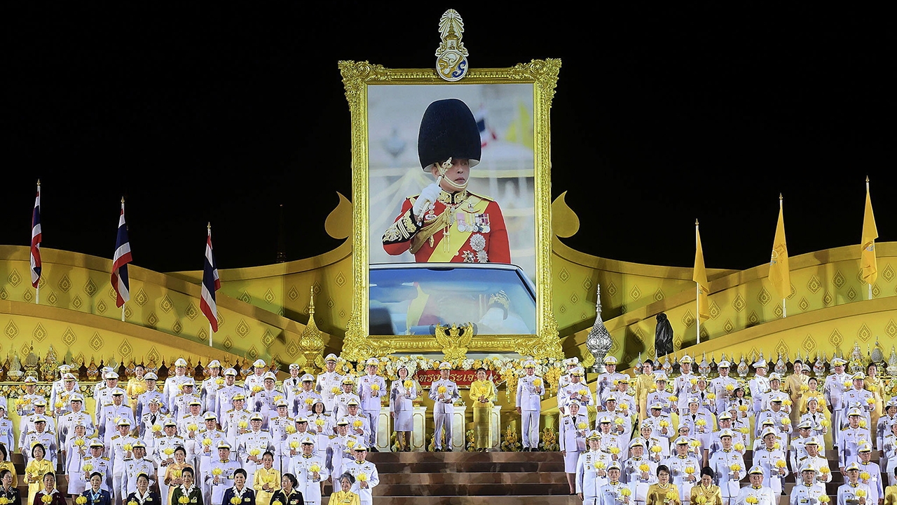 เทียนชัยสว่างไสว "ทรงพระเจริญ" ไทยพร้อมใจ "ถวายพระพร" ยิงสลุต 21 นัด งด-สโมสรฯ