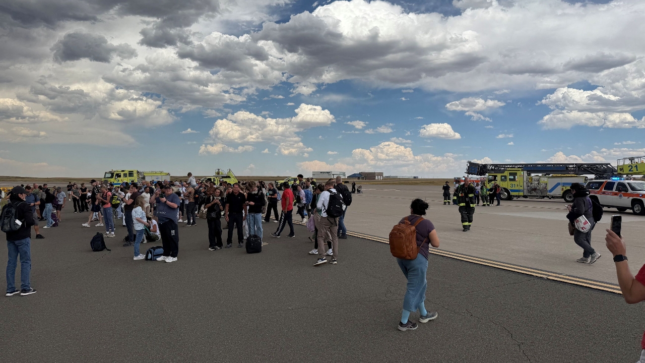 ระทึก ไฟไหม้ล้อเครื่องบินขณะจะเทกออฟ ที่สนามบินสหรัฐฯ  ต้องอพยพผู้โดยสารกว่า 170 ชีวิต