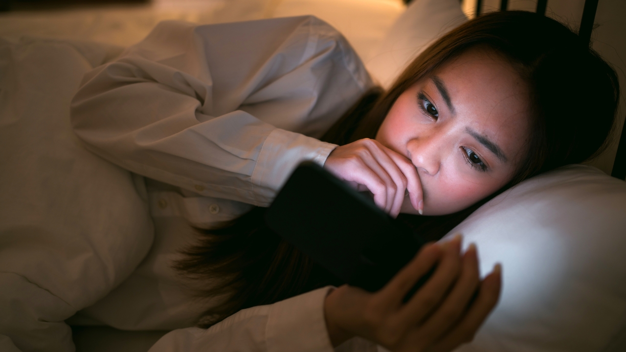 กรมสุขภาพจิตเตือนหากเครียด กังวล เพราะเสพข่าวสาร โทรปรึกษา 1323