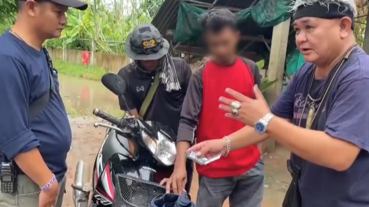 รวบหนุ่มกัมพูชาแปลกหน้าเข้าพื้นที่ หวั่นส่งข้อมูลลับ กลับเจอยาบ้ากว่า 20 เม็ด