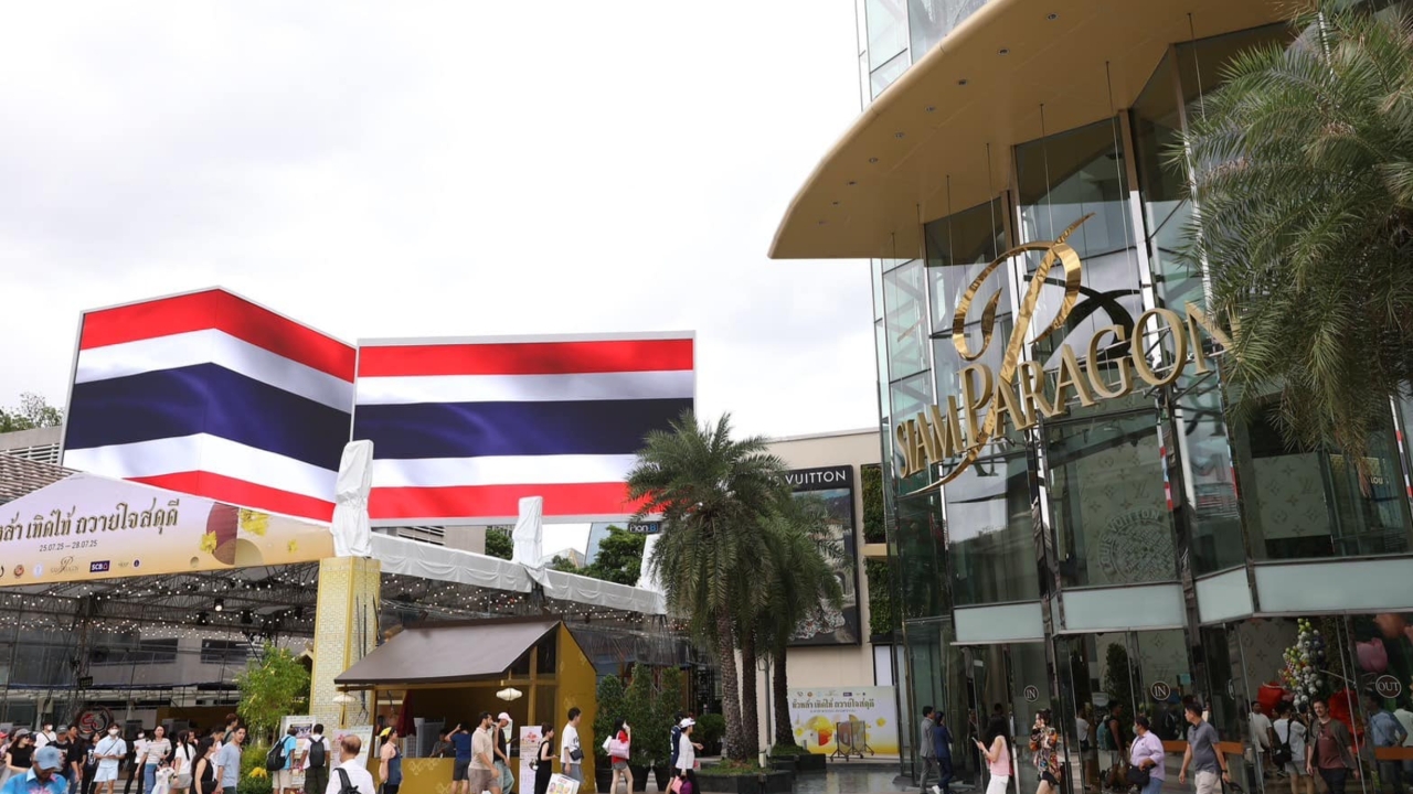 ประมวลภาพเซ็นทรัล ไอคอนสยาม ติดธงชาติ ไฟธงชาติไทย ส่งกำลังใจชายแดนไทยกัมพูชา