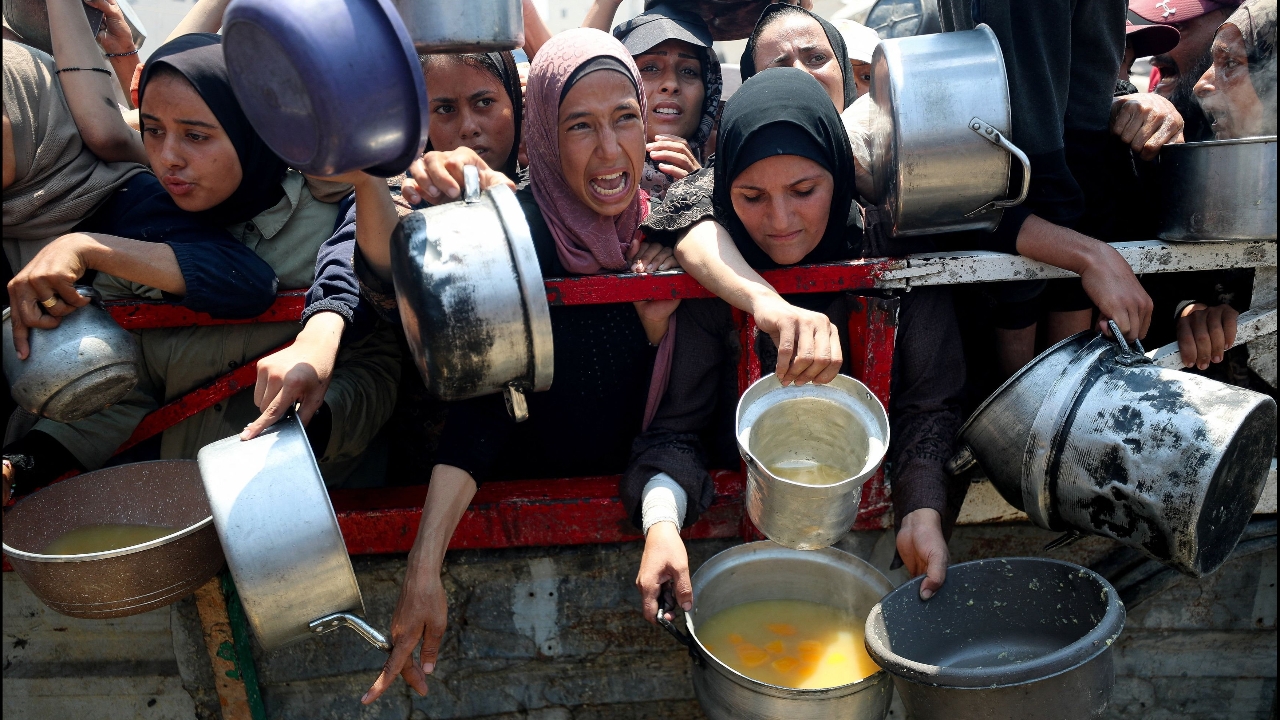 อิสราเอลกลับมาหย่อนความช่วยเหลือทางอากาศแก่กาซา ท่ามกลางวิกฤตความอดอยาก