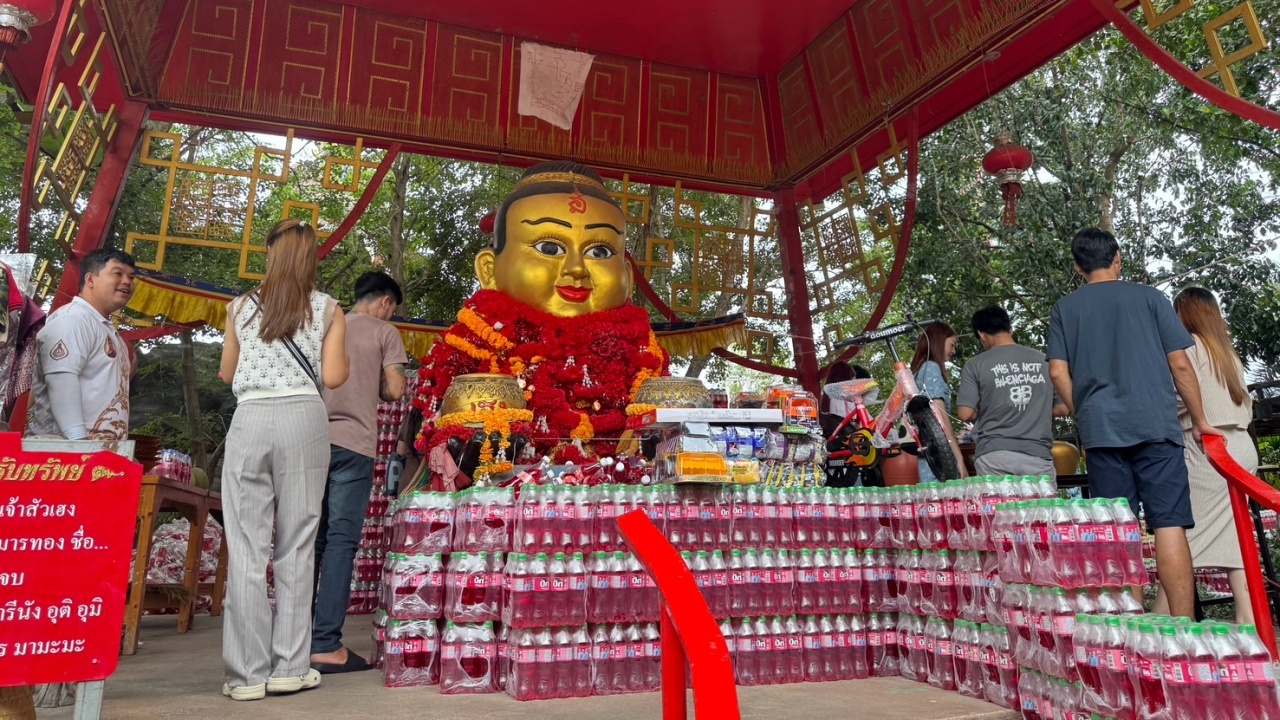 นักธุรกิจแก้บนกุมารเจ้าสัวเฮง จุดประทัดได้เลขเด็ด เสี่ยงโชคงวด 1/8/68