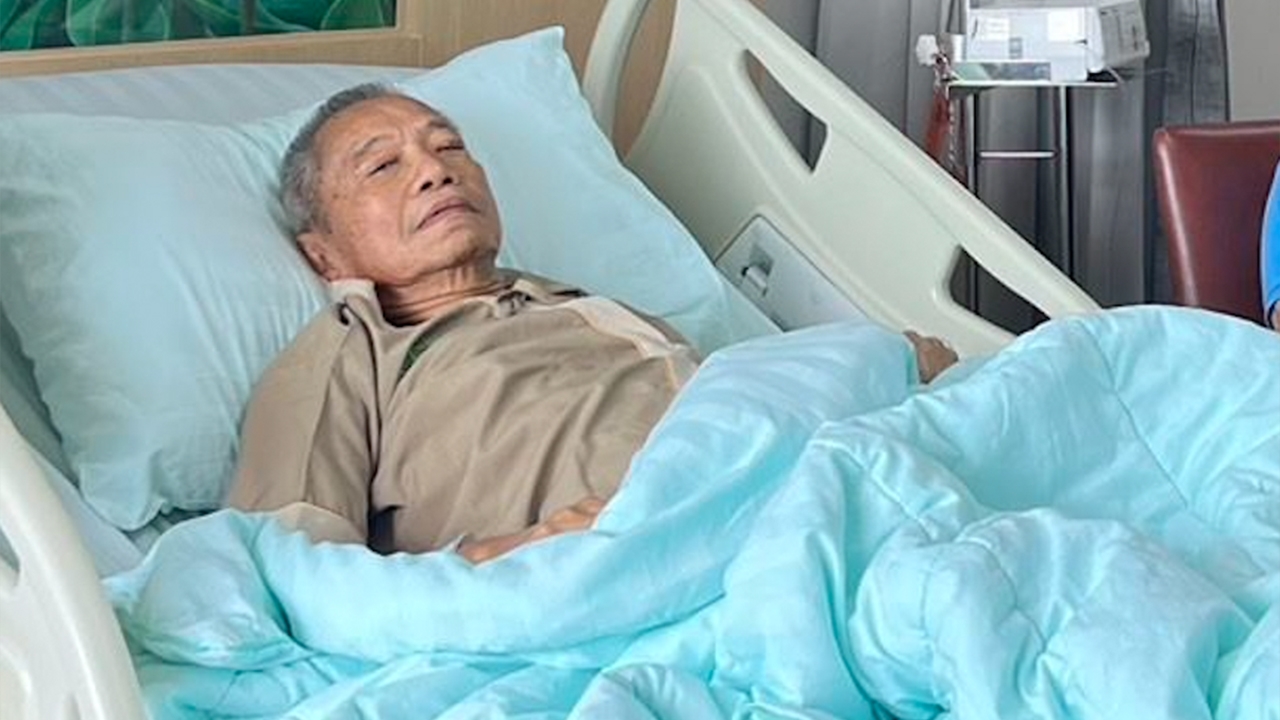 แห่ส่งกำลังใจให้ พ่อรอง ปวดท้องทรมาน หามส่งโรงพยาบาล รอผลส่องกล้องและผ่าตัด