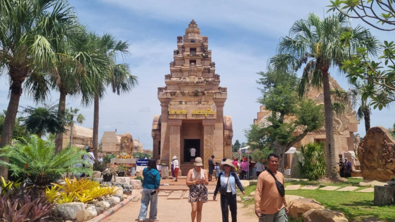 นักท่องเที่ยวแห่ชม "วัดภูม่านฟ้า" บุรีรัมย์ เพิ่ม 2 เท่าหลังเขมรฟ้องศาลโลก