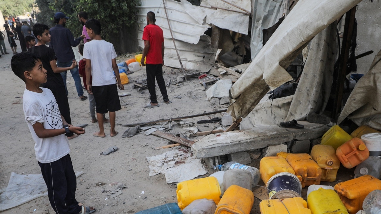 กองทัพอิสราเอลยอมรับ “ผิดพลาด” ทิ้งบอมบ์ใส่คนรอตักน้ำ เด็กตาย 6 ศพ