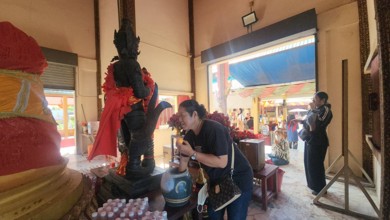 คอหวยแห่ขอเลขเด็ด 16/7/68 "ท้าวเวสสุวรรณฯ" วัดกลางบางพระ หลังเคยได้โชค