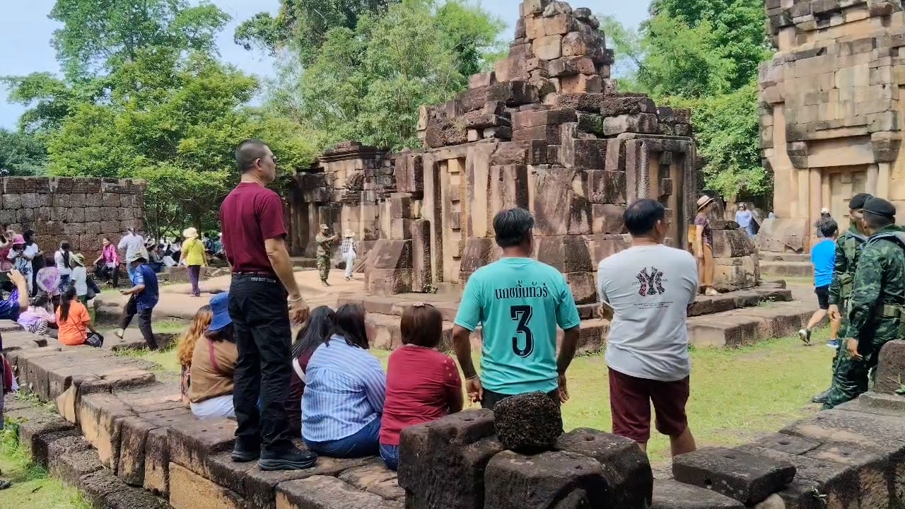 นักท่องเที่ยวหลั่งไหล เข้าเยี่ยมชม "ปราสาทตาเมือนธม" เดินสายทำบุญ วันหยุดยาว